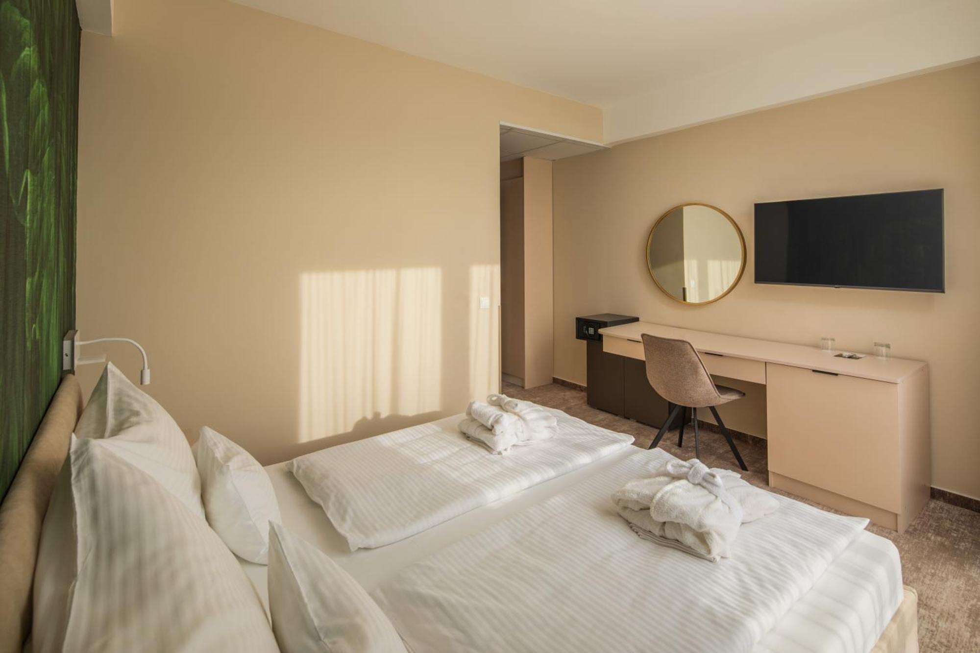 Hotel Atlantis Wellness & Conference Hajdúszoboszló Eksteriør billede
